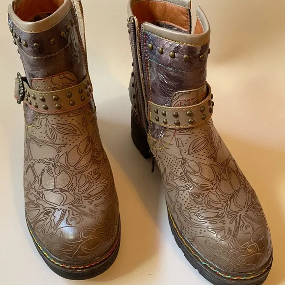 L'ARTISTE Embossed Taupe Ankle Boots with Studs - Picture 5 of 6